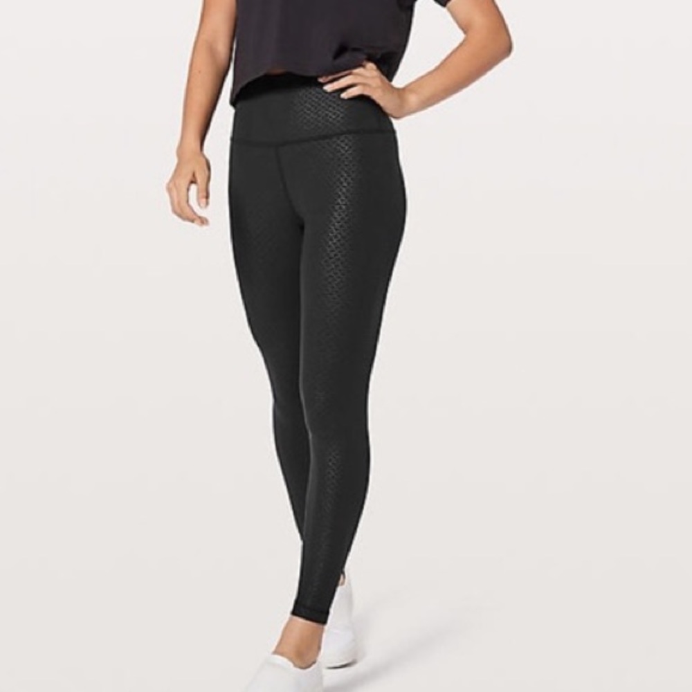 Lululemon Align 7/8 pants size 6 in black embossed